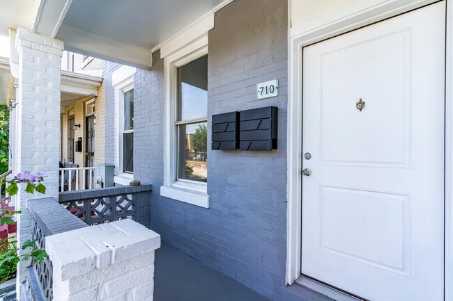 Building Photo - 710 Columbia Rd NW