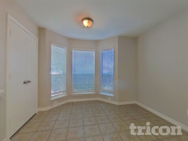 Foto del edificio - 233 Amherst Dr