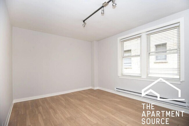 Building Photo - 511 W Belmont Ave