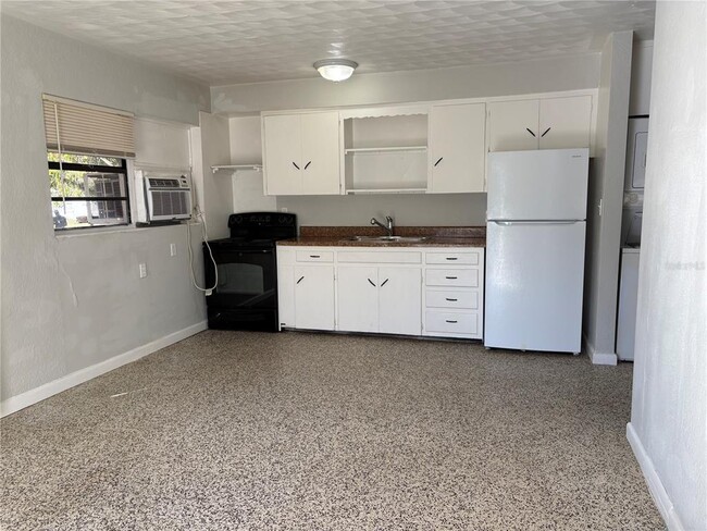 Building Photo - 219 21st St E