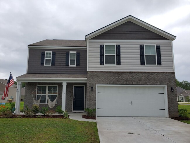 Building Photo - **Available mid January** 4 Bedroom with B...