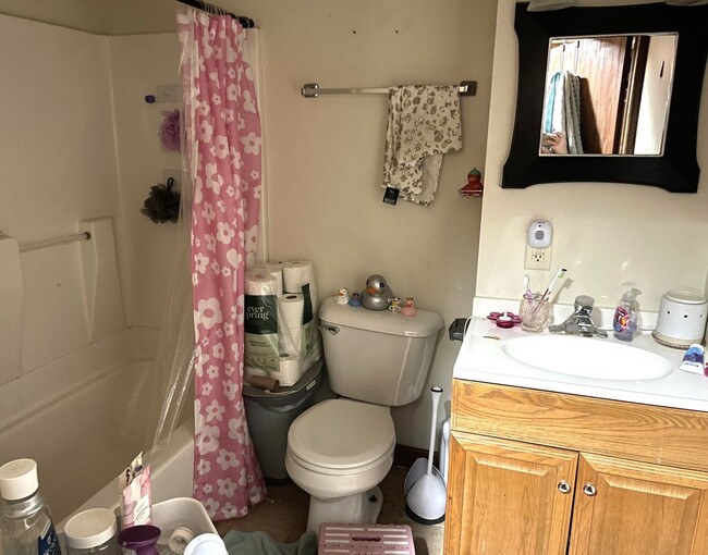 Building Photo - Close to Campus! Available July 1st