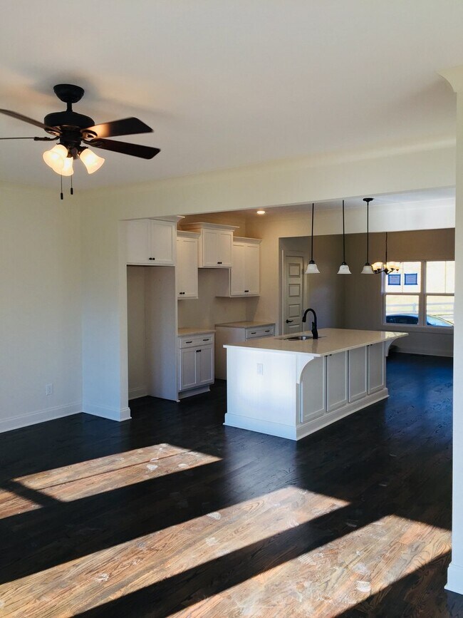 Building Photo - Luxury Town Homes
