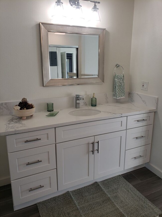 Foto del edificio - Nicely Remodeled Downstairs Unit