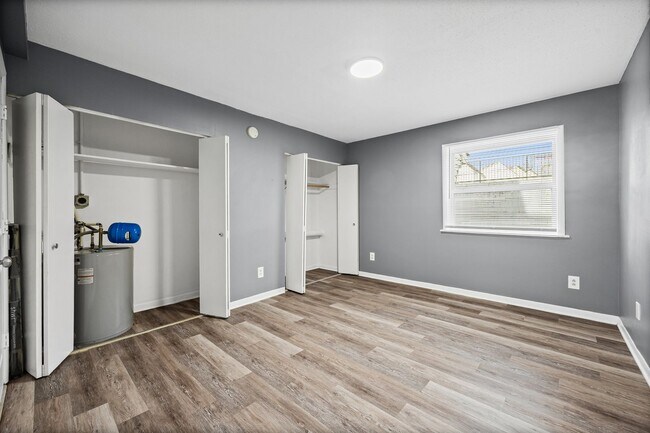 Foto del edificio - Convenient 1 Bedroom, 1 Bath first-floor condo located in Pawtuckett on the Green near the airpor...