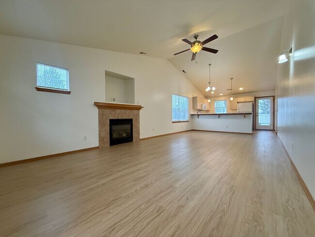 Foto del edificio - COME TAKE A LOOK AT THIS BEAUTIFUL NEWLY UPDATED HOME IN REDMOND!!