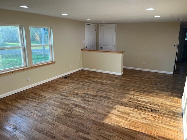 Sala de estar y entrada - 805 S Frey St