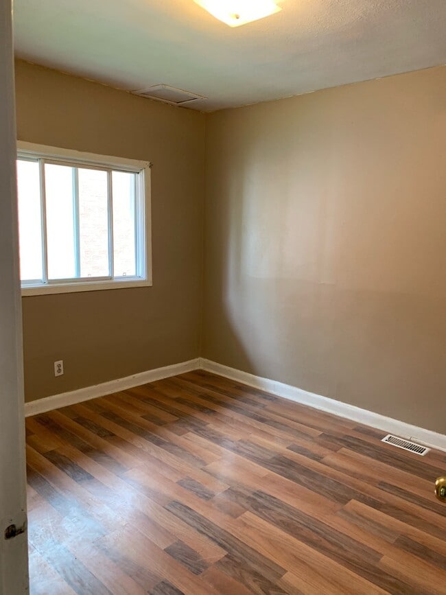 Bedroom - 320 Elgin St W