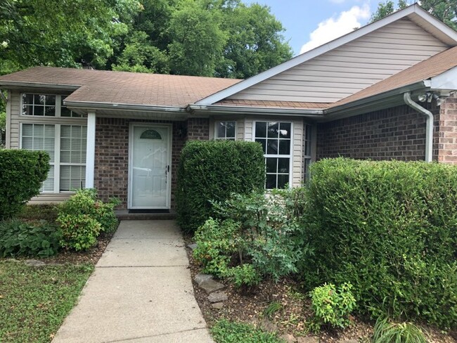 Building Photo - Very Nice 3 Bedroom Home in Hendersonville!