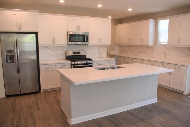 Building Photo - 3 Bedroom 3.5 Bath 3 Story Townhome with L...