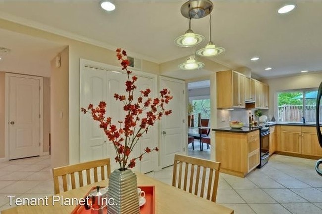 Building Photo - 3 br, 2.5 bath House - 10158 Ridgeway Dr