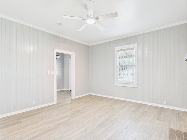 Building Photo - Gorgeous 4/3 in Quiet Neighborhood Utiliti...