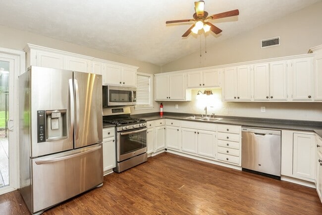 Building Photo - 3 Bedroom Clinton Home!