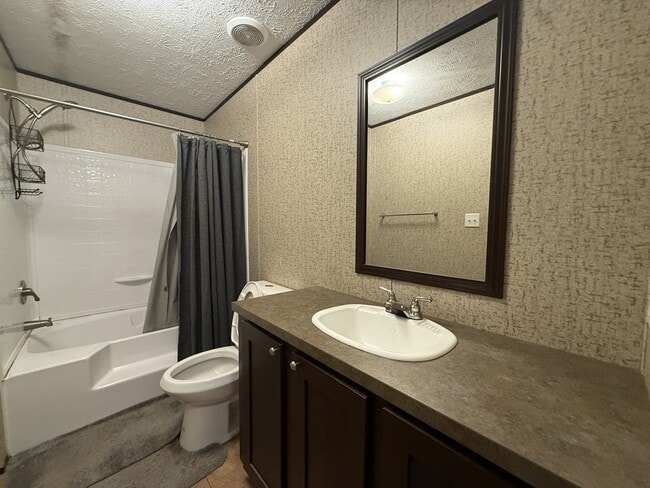 Building Photo - 443 Willow Run Rd