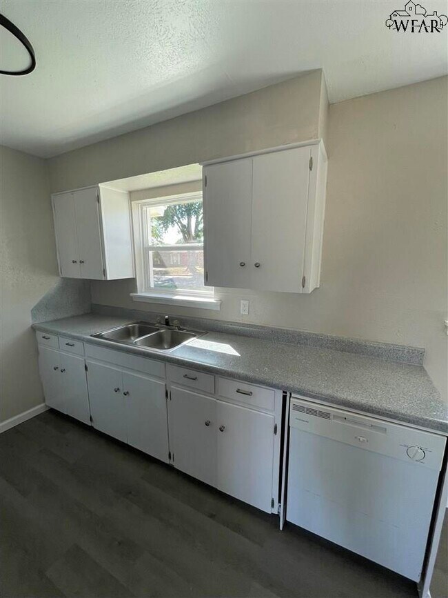 Foto del edificio - 5001 Lakefront Dr