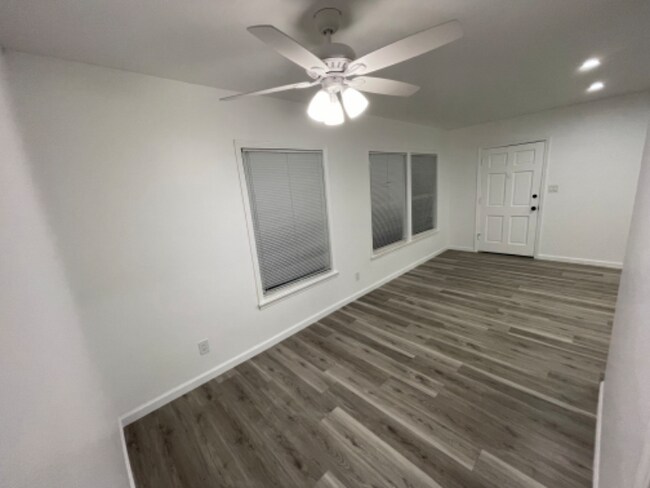 Foto del edificio - 4910 E Stearns St