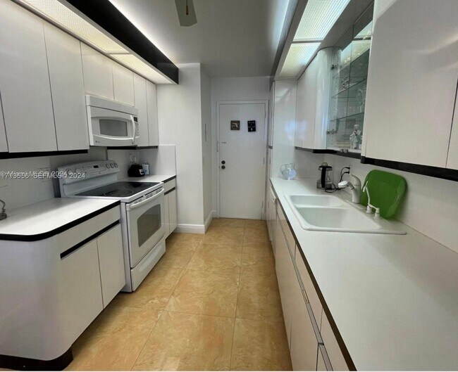 Foto del edificio - Beautiful 2-Bedroom, 2-Bathroom Apartment with Direct Ocean Views.