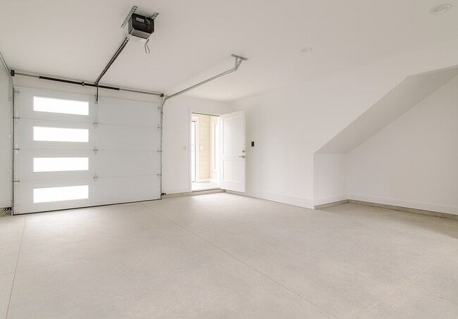 Building Photo - Your Bend Retreat: Spacious End Unit Townh...
