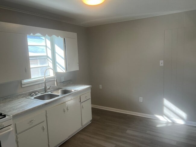 Building Photo - 3 Bed 1 Bath Home