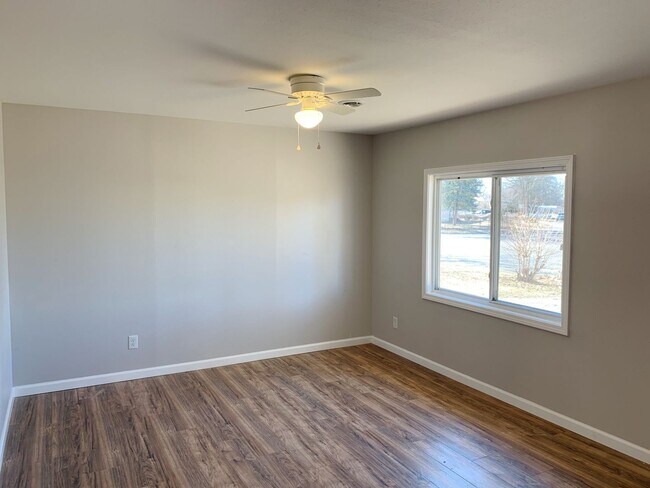 Building Photo - Renovated throughout and Move in ready!   ...