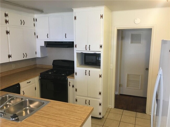 Building Photo - 101 E 1st St