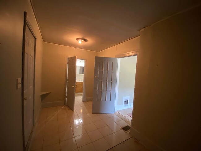 Building Photo - 5 Bedroom House Located In Clifton Near UC...