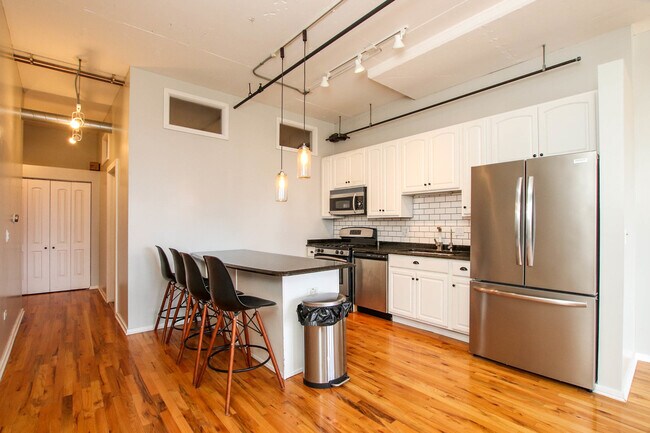 Building Photo - 6 S Laflin St