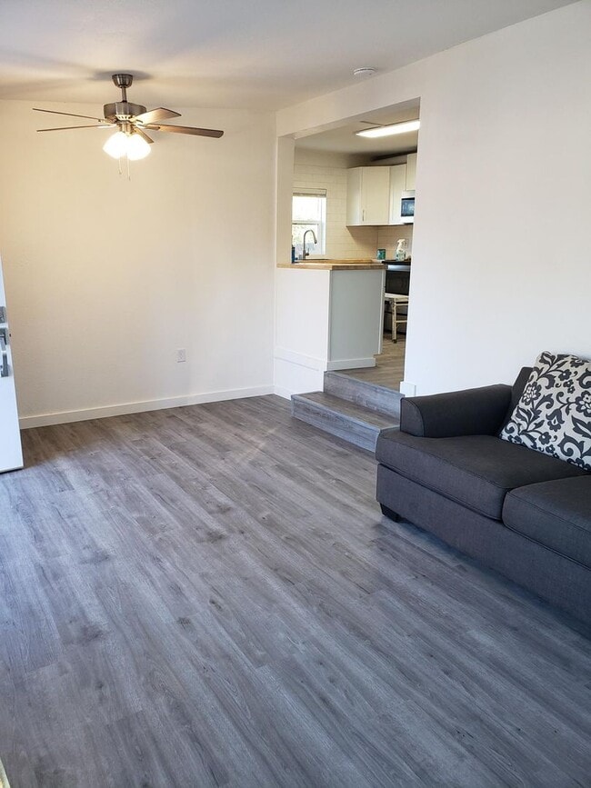Building Photo - CUTE CHARMING 2 BED 1 BATH HOUSE
