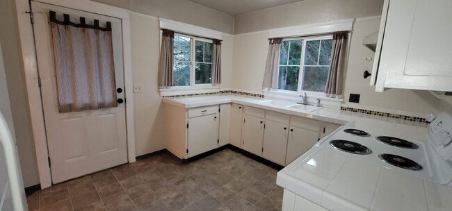 Building Photo - Charming home on quaint cul-de-sac!