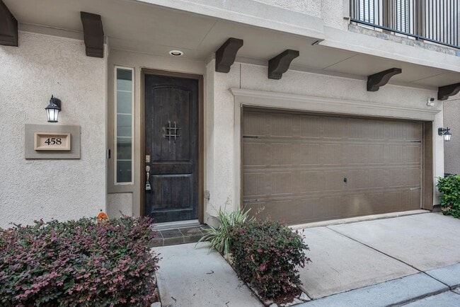 Building Photo - 458 N Live Oak St