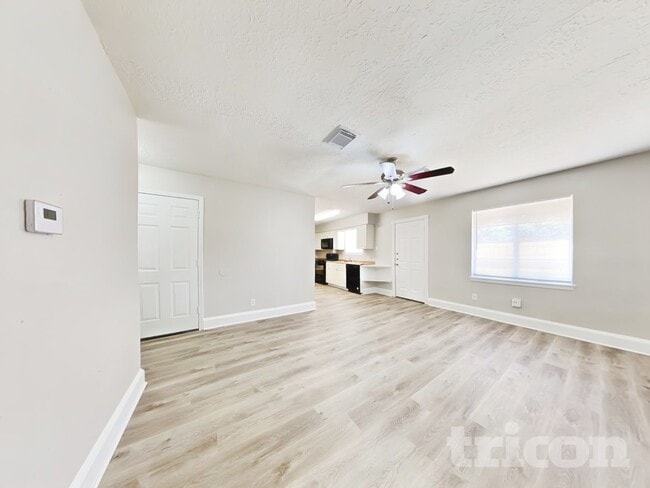 Building Photo - 4427 Oakside Dr