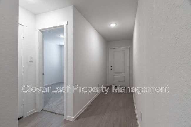 Building Photo - 830 Summit Ter