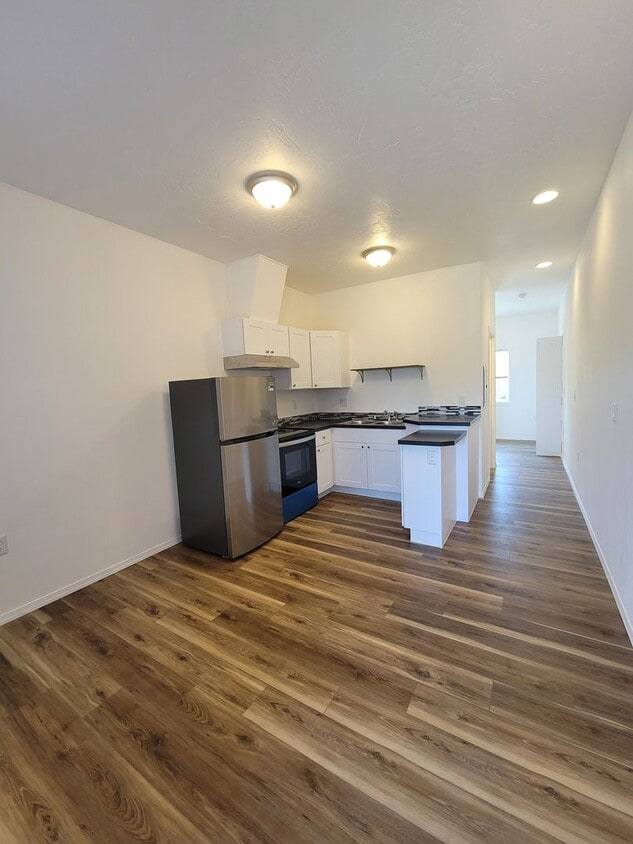 Charming 1 Bedroom 1 Bath W/Garage Parking - Charming 1 Bedroom 1 Bath W/Garage Parking
