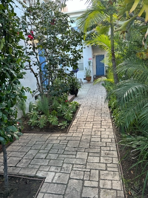 Foto del edificio - 1061 Masselin Ave