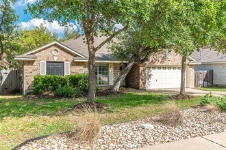Building Photo - 2210 Zoa Dr
