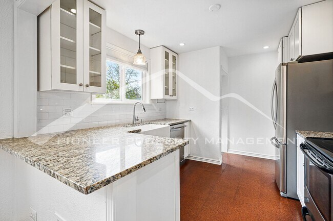 Foto del edificio - Spacious Home with Washer/Dryer and Centra...
