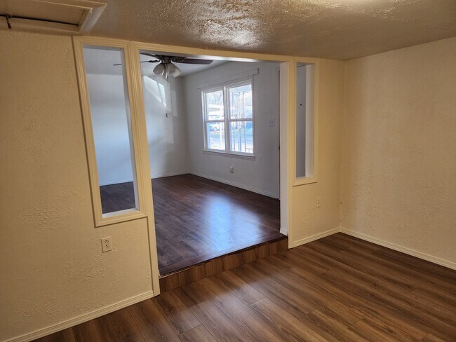 Foto del edificio - 1017 S Holly Dr