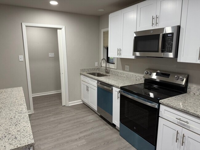 Cocina completamente remodelada con electrodomésticos nuevos. - 8274 Lifford Pl