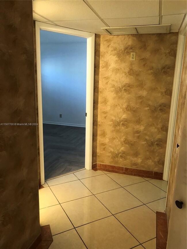 Building Photo - 5051 W Oakland Park Blvd