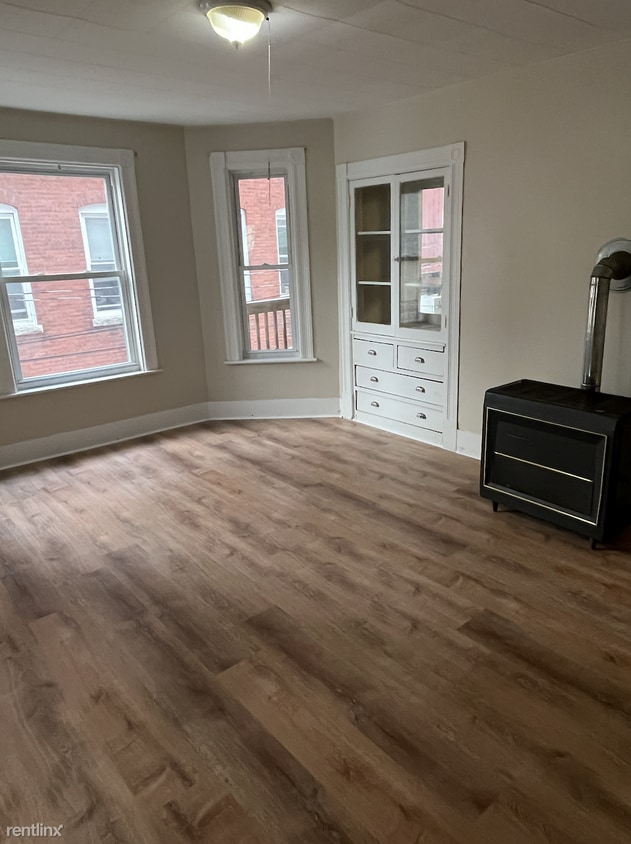 Primary Photo - 4 br, 1 bath Triplex - 144 Pearl Street 2