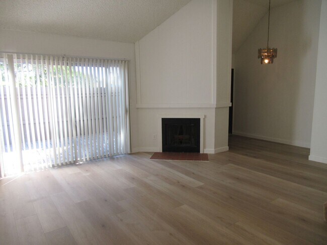 Foto del edificio - Duggan Property Management, Inc presents  *Reduced*  Canoga Park- 3BD 2.5BA