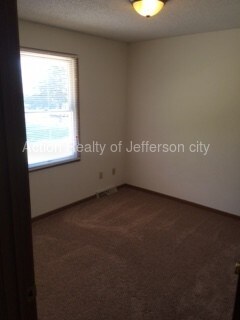 Building Photo - 2 bedroom, 2 bath, 2 car garage unit
