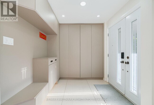 Building Photo - 188 Upper Canada Dr