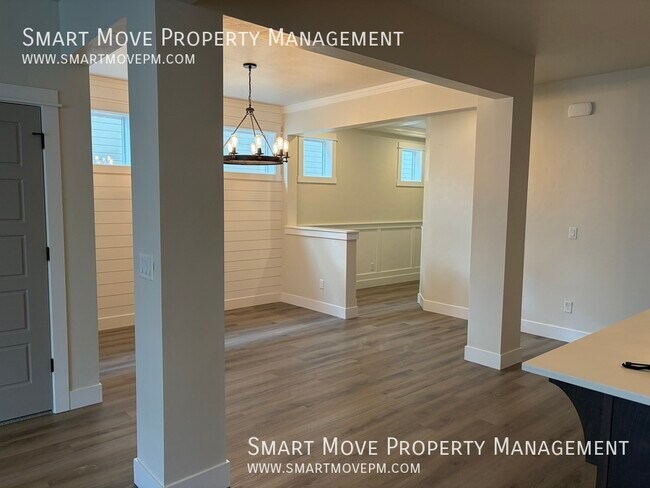 Foto del edificio - 2100 N Woodcreek St