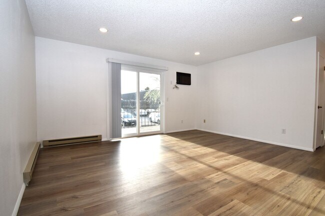 Building Photo - Great centrally located 2nd floor, 2 Bedroom 1 Bathroom apartment!