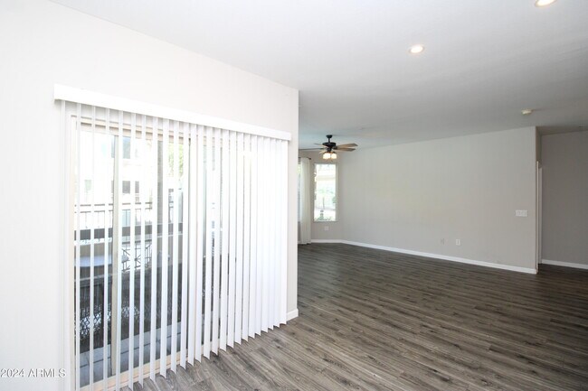 Foto del edificio - 420 W 1st St