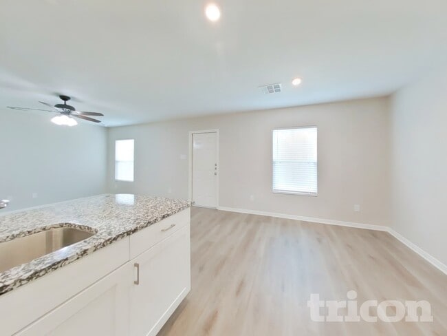 Building Photo - 10122 Cerritos dr