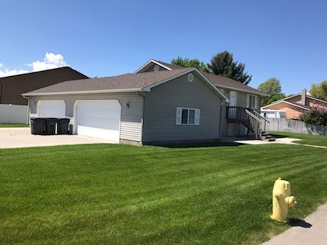 Building Photo - 2 bed, 1 bath unit with 2 car garage in Idaho Falls! CALL TYE 208-313-6062 WITH ANY QUESTIONS