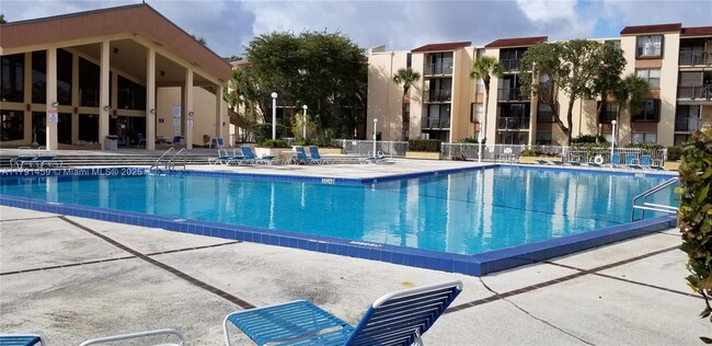 Foto del edificio - 14201 N Kendall Dr