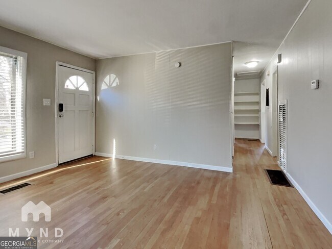 Building Photo - 900 Kennesaw Dr